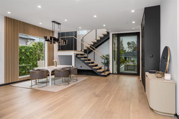 The Impact of Hardwood Flooring Grain Patterns on Room Aesthetics