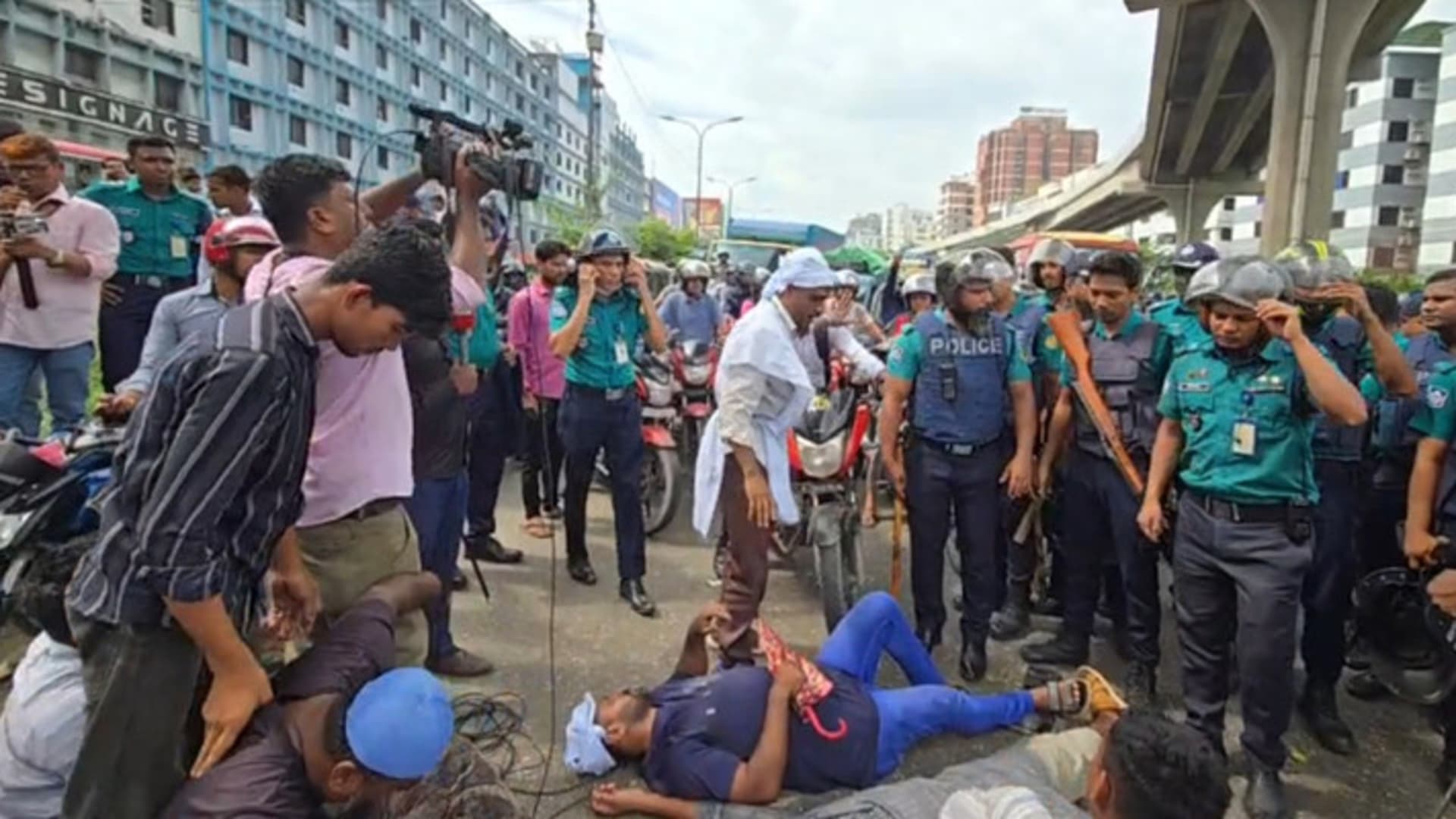 CNG-run autorickshaw drivers block road at Banani