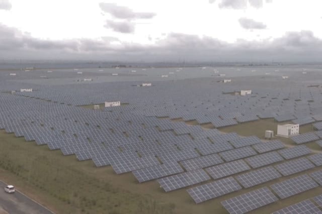 China unveils plan to build 610 sq km solar farm