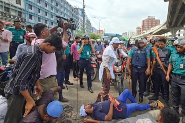 CNG-run autorickshaw drivers block road at Banani