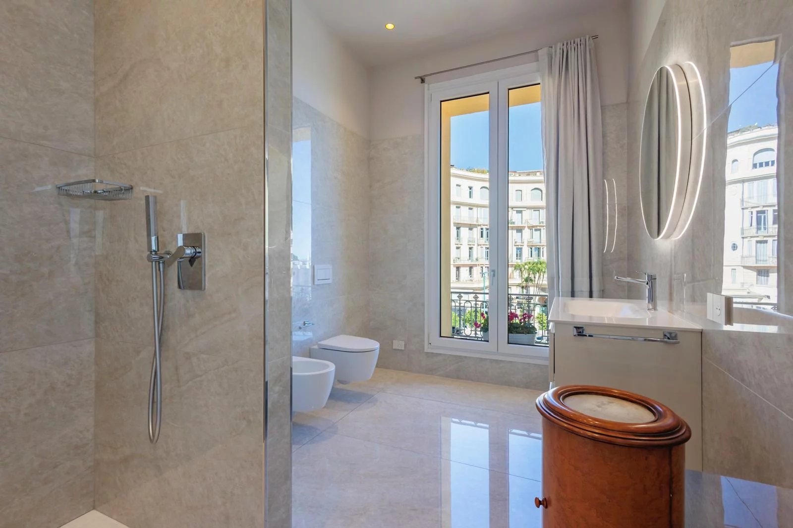 Prestigious Appartment in the Historic Heart of Menton - image 8