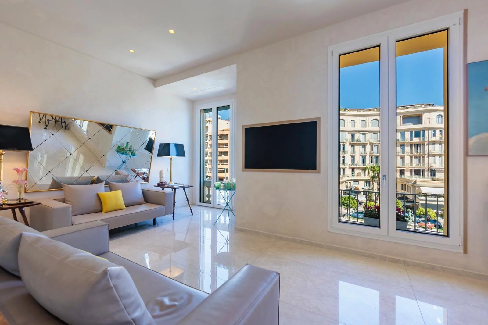 Prestigious Appartment in the Historic Heart of Menton - image 10