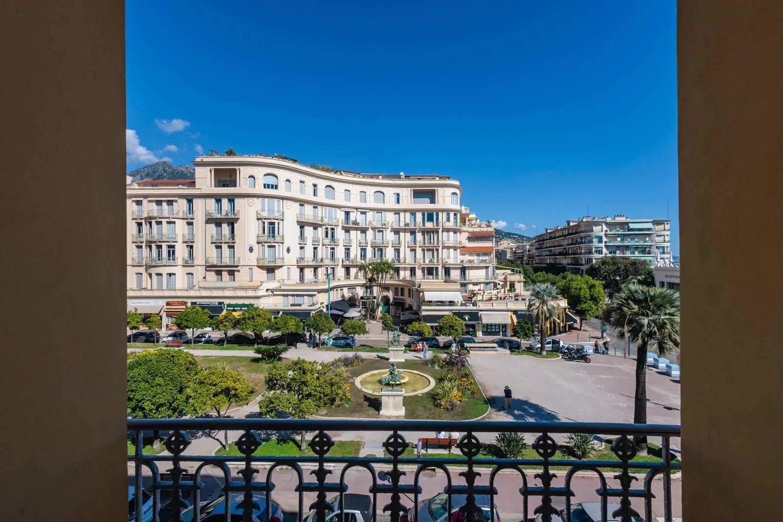 Prestigious Appartment in the Historic Heart of Menton - image 3