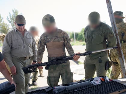 Юрий Трутнев передал бойцам на передовой СВО винтовки, боеприпасы и оборудование