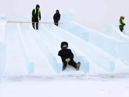 «Отдыхаем каждый год»: первые гости ледового городка в Якутске поделились впечатлениями