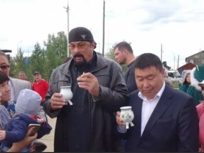 Стивен Сигал будет биться за якутских эсеров? — ТайгаПост