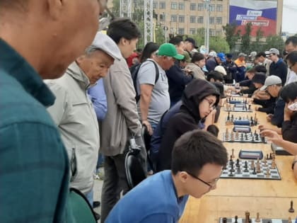 Любители шахмат устроили марафон на площади Ленина