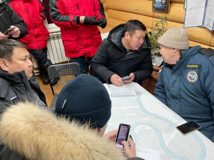 Сотрудники газовой службы и спасатели помогают жителям Сатала отогревать дома