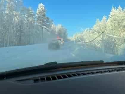 Инспекторы ДПС в Якутии помогли молодой паре, застрявшей на трассе в минус 50 градусов