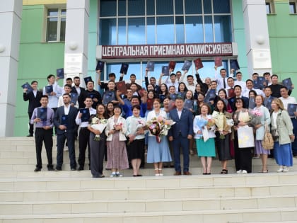 Праздник вручения дипломов в АГАТУ