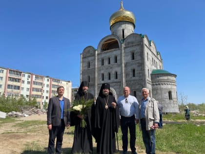 Архиепископ Роман совершил первую Литургию под сводами строящегося храма в честь Всех святых