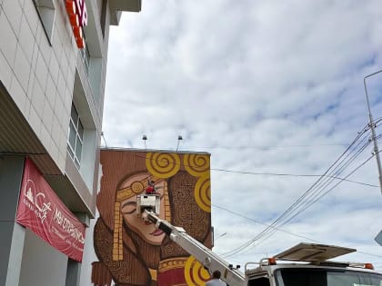 Художница Кыдана Игнатьева: Заканчиваю мурал якутской хотун в мехах