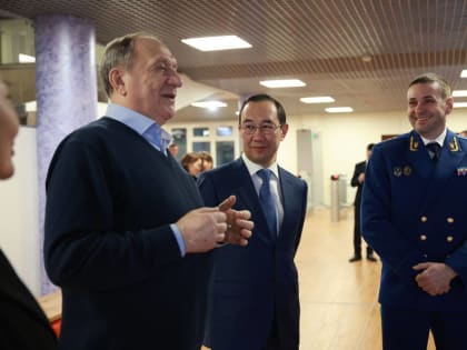 Глава Якутии показал замгенпрокурора РФ самую большую школу Якутии