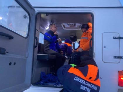 По факту провала под лед реки Лены трактора с двумя людьми проводится процессуальная проверка