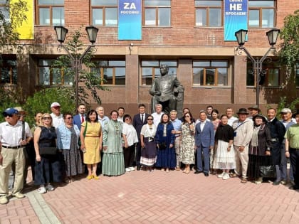 В Якутии возложили цветы к памятнику Василию Никифорову - Кюлюмнюр