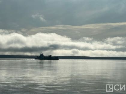 Застрявший на реке Лене паром сняли с мели