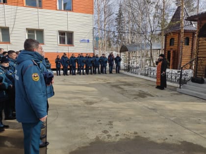 В г. Мирном совершили панихиду на территории пожарной части