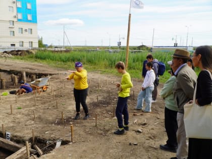 Археологи в День флага России провели экскурсию по Якутску и месту раскопок