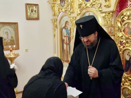 Архипастырь совершил Божественную литургию в Покровском монастыре и поздравил насельниц святой обители с праздником Христова Рождества