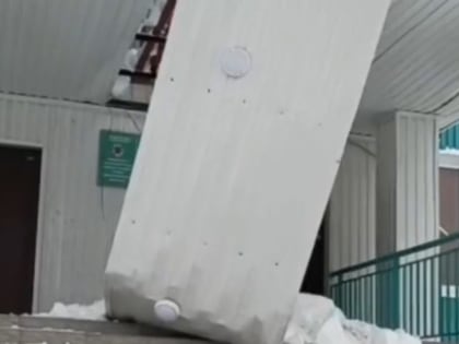В Якутске обвалилась крыша при входе в школу