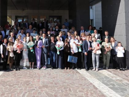 Выпускникам Нерюнгринского района вручили 27 золотых медалей