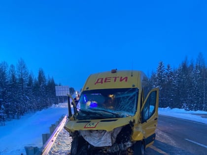 Тройное ДТП с автобусом на автодороге Лена  — трое в больнице