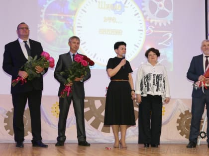 Прощальный вальс и белые банты: последний звонок в Удачном