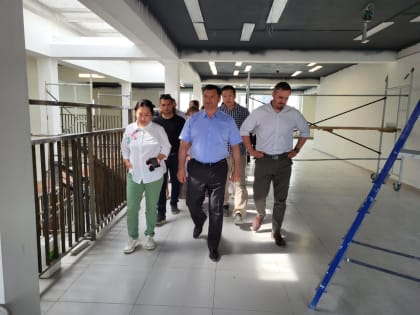 Андрей Тарасенко проинспектировал ход работ по капитальному ремонту школы №7 города Якутска