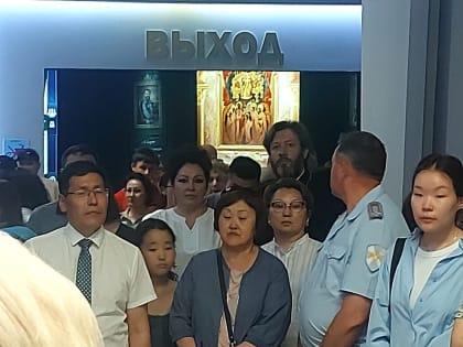 Священник посетил выставку, посвящённую ветеранам боевых действий