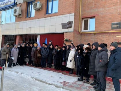 Мемориальную доску первому директору Института Олонхо СВФУ открыли в Якутске