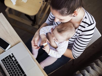 В Госдуме предложили разрешить женщинам в декрете работать удалённо