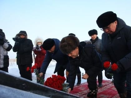 Айсен Николаев возложил цветы к памятнику Герою Советского Союза Федора Попова