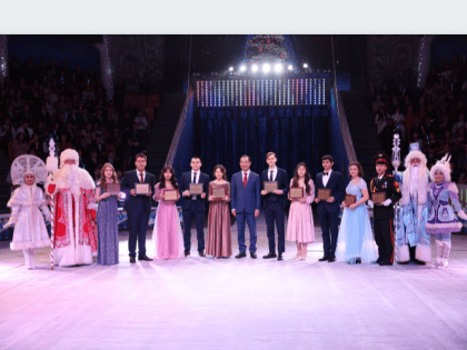 700 школьников со всей республики стали участниками Ёлки Главы Якутии Айсена Николаева