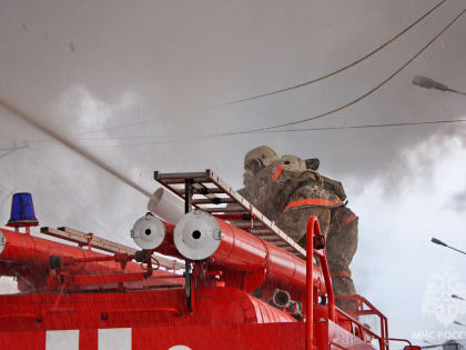 В Чульмане огнеборцы спасли загоревшийся КамАЗ