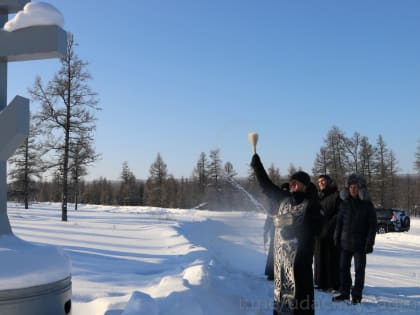 Стелу «Полярный круг» освятили священники Мирнинского и Ленского благочиний