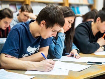 В России растёт доля школьников, отказавшихся от высшего образования в пользу СПО