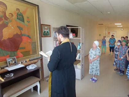 Молебное пение в Якутском Республиканском онкологическом диспансере