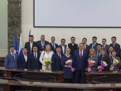 Депутатам Якутской городской Думы нового созыва вручили временные удостоверения