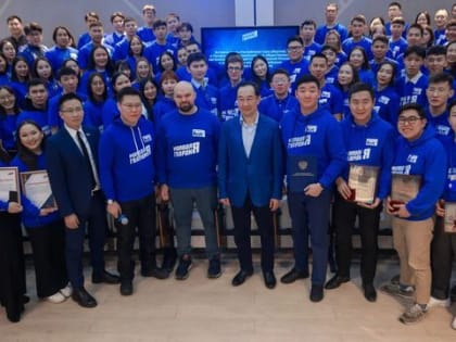 Айсен Николаев пригласил волонтеров и молодежных активистов Якутии участвовать в предварительном голосовании «Единой России»