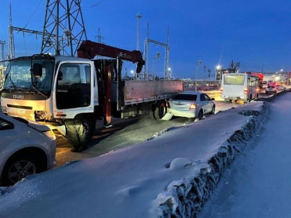 В Якутске грузовик протаранил три машины, пострадали дети