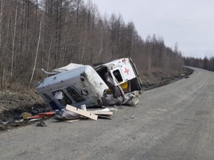 В Оймяконском районе опрокинулась машина «скорой помощи», погибли два человека