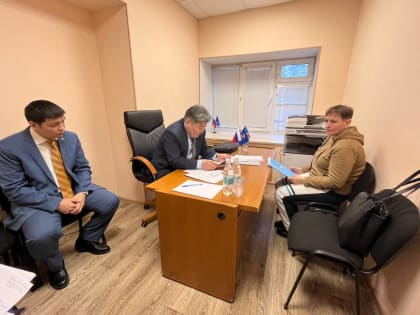 Юрий Николаев провел личный прием граждан в Мирнинском районе