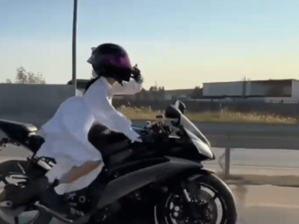 Видео: Красавица в якутском наряде оседлала железного коня