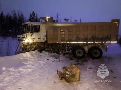 Два человека пострадали при столкновении большегрузов в Ленском районе