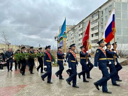 В Якутске возложили цветы к памятнику якутского снайпера и мемориалу «Солдат Туймаады»