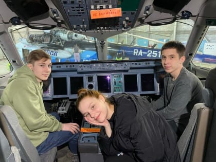 В Якутске директор школы строит с учениками настоящий самолет