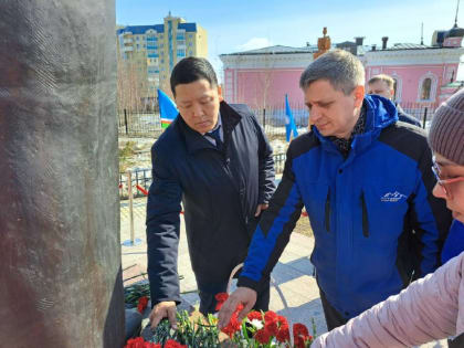 Руслан Платонов возложил цветы к памятнику Ильи Винокурова