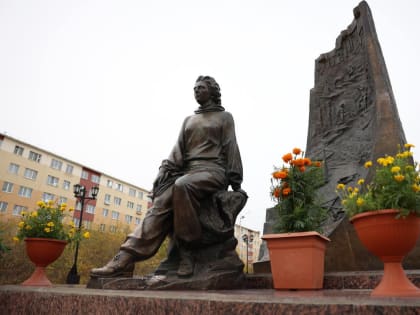 Глава Якутии возложил цветы к памятнику геологу-первооткрывателю Ларисе Попугаевой