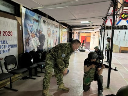 Герой России, участник предварительного голосования партии «Единая Россия» Александр Колесов занимается патриотическим воспитанием якутской молодежи