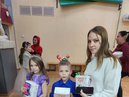 Поздравления и подарки от Якутской епархии были переданы детям во Дворце детского творчества им. Ф.И. Авдеевой